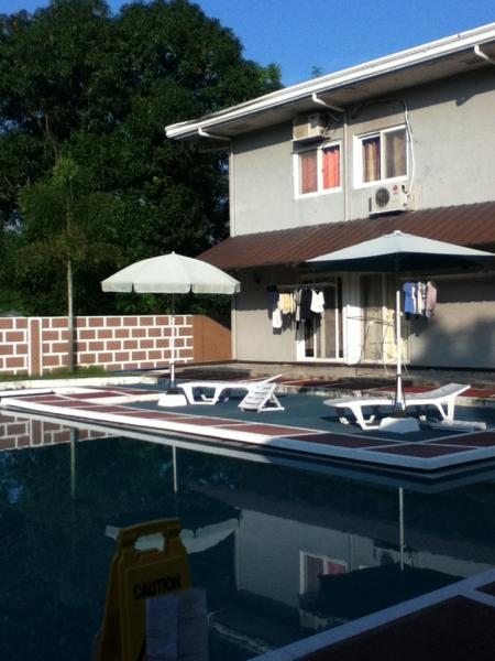 学校のプールと寮