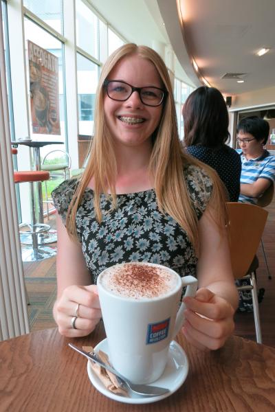 友人と大学のカフェで