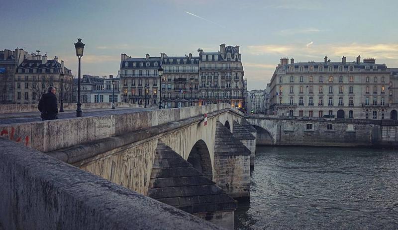 昼下がりのセーヌ川