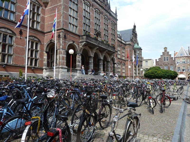 フローニンゲン大学アカデミービィルディング前