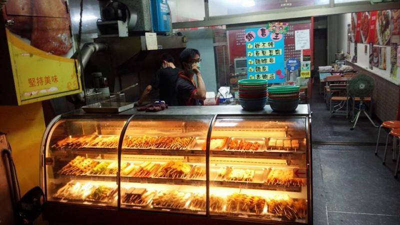 育楽街の串焼き店