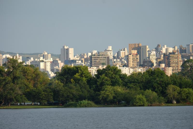 グァイーバ川から見るポルト・アレグレ市