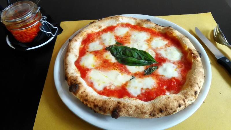 サンタクローチェ聖堂近くピッザマンの激安マルゲリータ