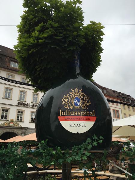 ワイナリーユリアススピタールの巨大ワイン瓶 ワイナリーユリアススピタールの巨大ワイン瓶