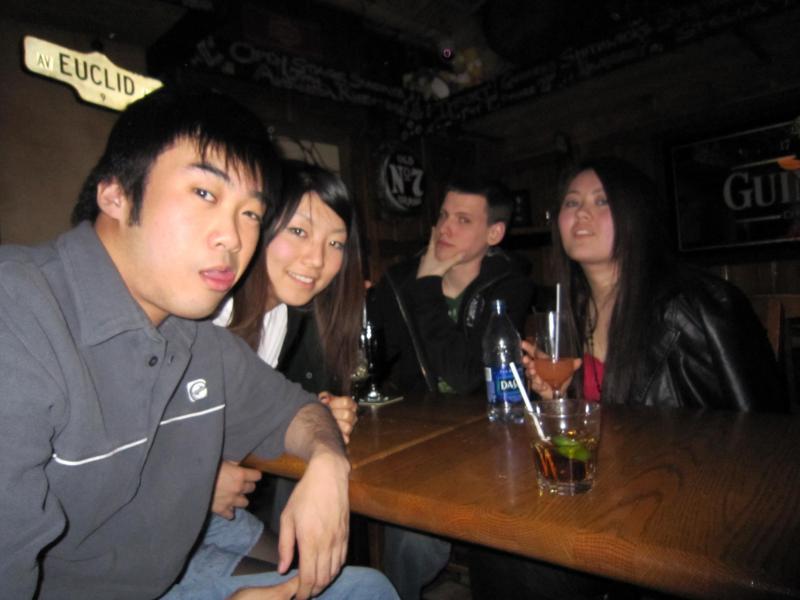 現地の子達とバーへ