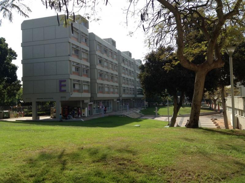 寮の敷地内(Einstein Dorm)