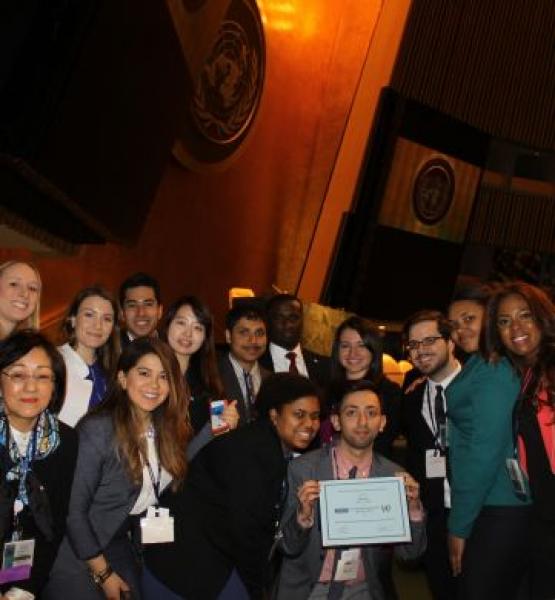 黒田先生とマーシー大学の模擬国連チーム