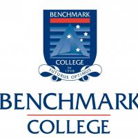 ベンチマーク・カレッジのロゴです