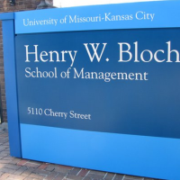 Henry W. Bloch School of Managementのロゴです