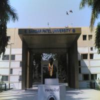Sardar Patel Universityのロゴです