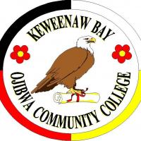 クウィナウ・ベイ・オジブワ・コミュニティ・カレッジのロゴです